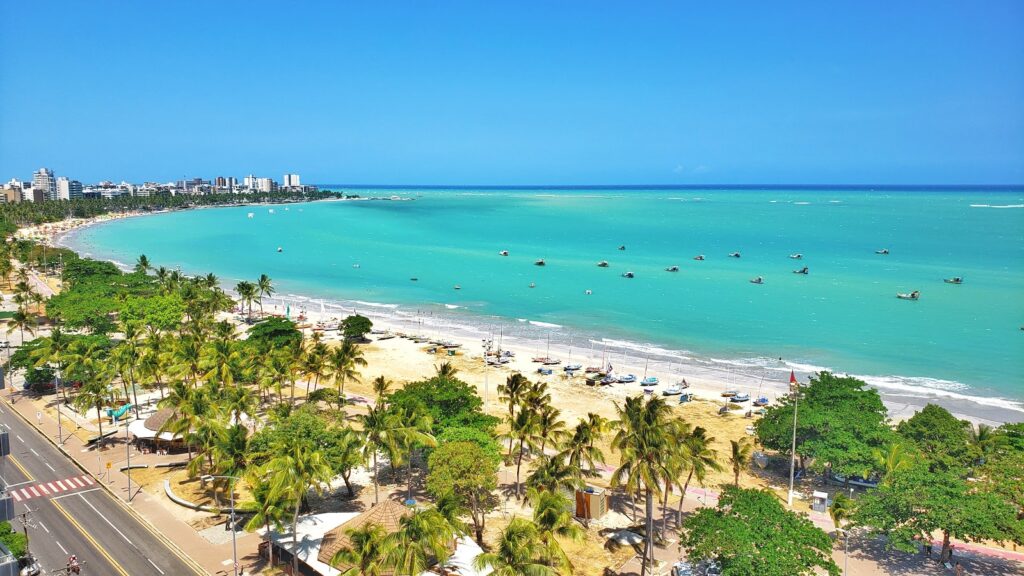Vista panorâmica de Maceió mostrando os bairros de Pajuçara, Ponta Verde, Jatiúca e Cruz das Almas.