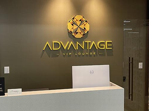 Imagem da recepção com uma logo na parede da Advantage.